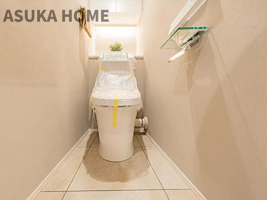 ハイラーク横浜白山のトイレ|温水洗浄内蔵の最新トイレ設備です♪トイレ上部にはあると便利な吊戸棚を設置♪