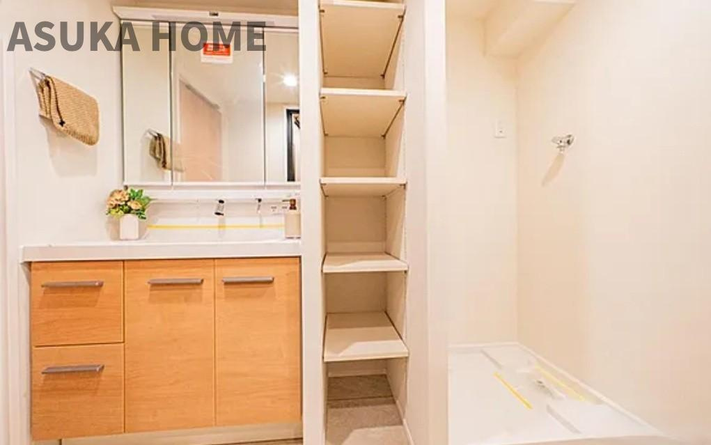 ハイラーク横浜白山の独立洗面台|一日の始まりの朝、歯磨きをしたりメイクや髪をセットしたり・・・使いやすさが考えられた3面鏡です♪シャワー付水栓で洗面台でのシャンプーや毎日の掃除に大変便利ですね♪