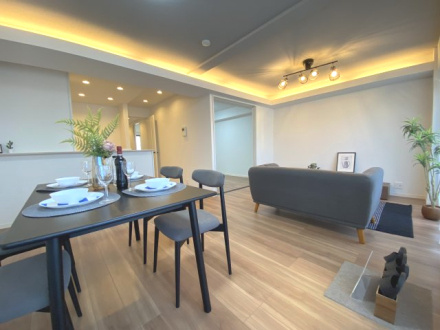 ウイング表町の居間・リビング|美しいフローリングのリビングです