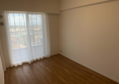 【洋室】 | ソルグランデメイツ多摩境オレンジコート | 洋室のメリットは重い家具が置きやすく、身の回りが整理しやすいことです。 床がフローリングのため畳とは異なり凹みにくいです。 クローゼットなど収納が豊富で、普段使わない旅行カバンや服の整頓も簡単にです。