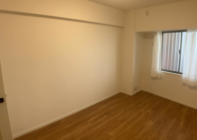 【寝室】 | ソルグランデメイツ多摩境オレンジコート | 寝室でゆっくりと過ごすためにはベッド周りの適度な空間を担保することや窓の位置、照明の明るさ、寝室の広さなどを考える必要があります。自身や家族の構成とライフスタイルに併せて寝室にする部屋を選びましょう！