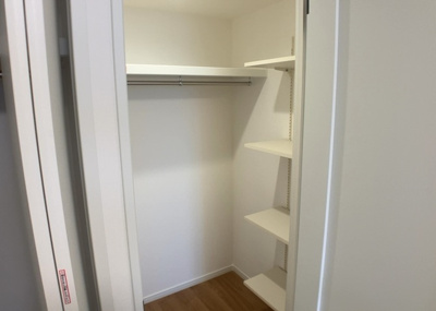 【収納】 | ソルグランデメイツ多摩境オレンジコート | デザイン性を重視しすぎて収納が少なかった！なんてことにならないため、事前に現地で収納の数を確認しておくことをお勧めします。クローゼット以外にも床下収納や屋根裏収納、パントリーなどもチェックしましょう。