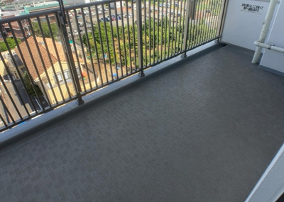 【バルコニー】 | ソルグランデメイツ多摩境オレンジコート | バルコニーは、室外の専用スペースのうち、「屋根がなく開放された空間」であるものを指します。ベランダより広いタイプのものが多く、日当たりもよいため家庭菜園などを楽しみたい人にとって適した環境となります。