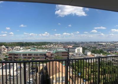 【展望】 | ソルグランデメイツ多摩境オレンジコート | 眺望の良さを楽しめるダイニングキッチンで家族団らんの時間を過ごしてはいかがでしょうか。バルコニーから見える景色を家族で眺める時間は、時間が経つのを忘れてしまいそうですね。是非、現地を見に行きましょう！