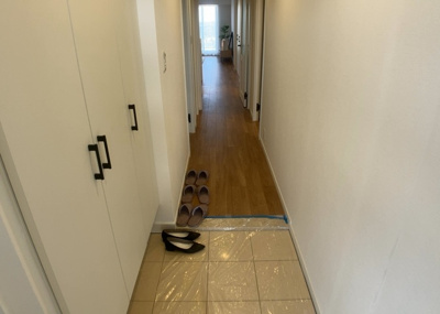 【玄関】 | ソルグランデメイツ多摩境オレンジコート | 玄関は家の顔でもあり、家族以外の目にも止まる場所です。玄関は外との間を仕切る扉、靴などをしまっておく収納スペース、靴脱ぎのたたきスペース、来客とのやり取りをするドアホンなど複数のアイテムからなります。