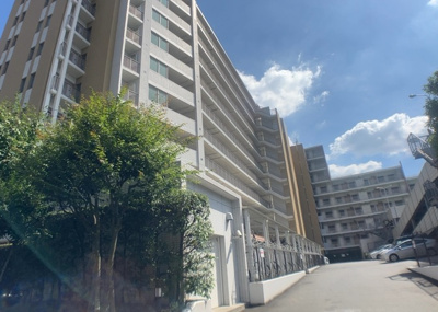 【現況写真】 | ソルグランデメイツ多摩境オレンジコート | 外観はマンション管理がされているかの目安になります。築年数が古いと、壁面は劣化してひび割れが生じることも！建物が古びていても細かいところが修繕されていると、きちんと管理されているなぁと感じるでしょう。