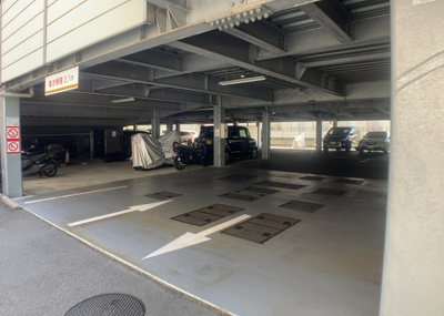 【駐車場】 | ソルグランデメイツ多摩境オレンジコート | 車一台あたりに必要なスペースは、標準サイズの普通自動車で横幅2m50cm、長さ5mは必要になります。ただし、乗降のことも考慮して横幅3m30cm、長さ5m50cmほどは確保できるところを選びましょう。