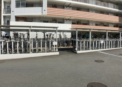 【駐輪場】 | ソルグランデメイツ多摩境オレンジコート | マンションの駐輪場は、事前に空きがあるか確認を取ると安心です。せっかく入居したのに駐輪スペースがない！なんてことになったら大変ですよね。そこで、内見時や購入前にはまず事前に確認しておくと良いでしょう。