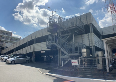 【駐車場】 | ソルグランデメイツ多摩境オレンジコート | 駐車場と明記されていても、最小スペースでつくられた駐車場だと大型車は駐車できなかったり、出入りしにくくなったりする可能性があります。お車のサイズと購入したい物件の駐車場のサイズを現地で確認しましょう。