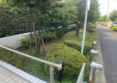 【庭】 | ソルグランデメイツ多摩境オレンジコート | 物件によっては、入居者が個人的に使用できる専用庭がついているものもあります。また、住宅の中にある土間の部分を庭と呼ぶこともあります。庭の用途は住む人によって変わり、それによってデザインもさまざまです。