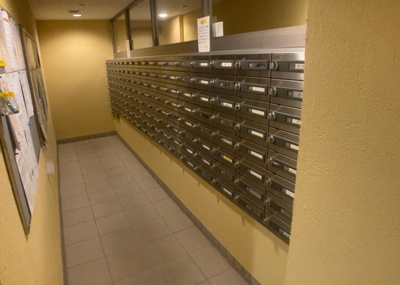 【設備】 | ソルグランデメイツ多摩境オレンジコート | エントランス付近に設置されている集合ポストは、住んでいる部屋と離れているため、ポストをあさるなど誰かに何かされていても被害に気づきにくいです。入居する時には他人に特定されにくい番号で鍵をかけましょう！