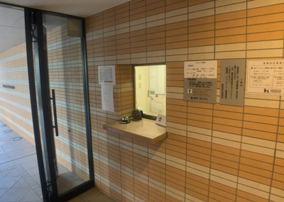 【受付】 | ソルグランデメイツ多摩境オレンジコート | 受付はマンションコンシェルジュがいる場合もあれば、管理人が滞在する小部屋を総称して呼ぶことがあります。主にエントランスに設置されていることから、防犯面でも期待ができます。防犯設備がない場合はより安心！