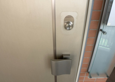 【防犯設備】 | ソルグランデメイツ多摩境オレンジコート | 当然のことではありますが、オートロックやセンサーライト、ホームセキュリティーなどの防犯設備があれば、小さいお子様がいるご家庭も安心ですよね！まず物件購入の際は、防犯設備もチェックするようにしましょう。