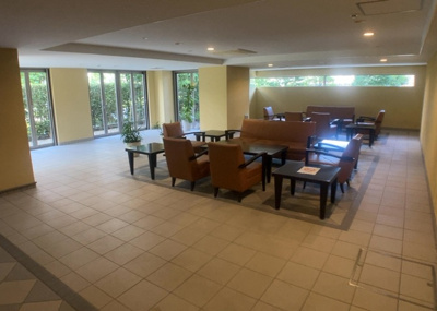 【ロビー】 | ソルグランデメイツ多摩境オレンジコート | ラウンジは、マンションの共用スペースに椅子やテーブルなどを配置した利用者が寛げる空間です。屋内型ラウンジと屋外型ラウンジがあります。共用部分の管理状況と合わせて、詳細については現地でご確認ください。