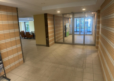 【ロビー】 | ソルグランデメイツ多摩境オレンジコート | ロビーというと、エントランスと何がちがうの？と思いますよね。実はロビーとエントランスには明確な決まりはありません。物件によっては、エントランスを入って広がるある程度の広さのある空間がロビーとなります。