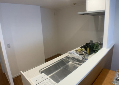 【キッチン】 | ソルグランデメイツ多摩境オレンジコート | L型アイランドタイプは、キッチンからダイニングにもリビングにも目が行き届くので、とても使いやすい配置です。L字型独立タイプは、キッチンを独立させてるためLDKというよりもLDといった様なイメージです。