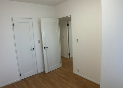 【子供部屋】 | ソルグランデメイツ多摩境オレンジコート | 子供が何人でも年齢によっては、受験時にしっかり壁のある個室があった方が良い場合もあります。難しい問題ですが、兄弟の人数や、性別や年齢差によって状況が異なりますので、数年後のこともしっかり考えましょう。