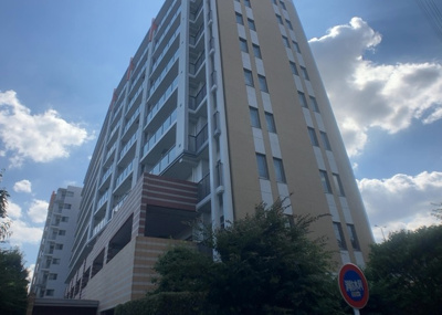 【外観】 | ソルグランデメイツ多摩境オレンジコート | ＲＣ造、Reinforced Concreteは直訳すると補強されたコンクリートです。主に柱や梁・床・壁が鉄筋とコンクリートで構成おり、鉄筋を組んだ型枠にコンクリートを流し込んで固めたものを指します。