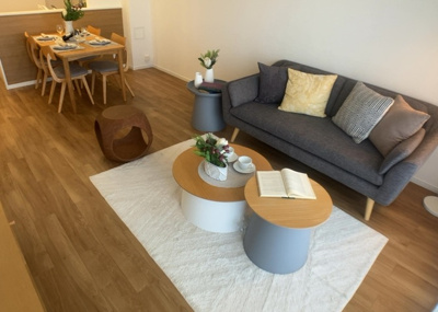 【居間・リビング】 | ソルグランデメイツ多摩境オレンジコート | 直線タイプはLとDKを一直線に並べた形で対面キッチンのタイプです。一般的なのでよく見かけるかもしれません。直線タイプに似た直接アイランドタイプは、キッチンとダイニングの間に壁がない分広く感じられます。