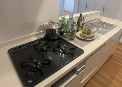 【キッチン】 | ソルグランデメイツ多摩境オレンジコート | 標準的なシステムキッチンの横幅は、165cm～300cm程度です。2100・2400・2550・2700などミリ単位で表記されます。普段どのように料理をするのかを想定しながら合ったサイズを選びましょう