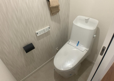 【トイレ】 | ソルグランデメイツ多摩境オレンジコート | トイレは大きさや形、機能、抗菌性などが異なる多種多彩なタイプが各メーカーから出ています。それぞれに良さがあるため、事前にどういったタイプのトイレがいいのかをご家庭内で決めて、内見に行くといいでしょう。