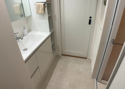 【脱衣所】 | ソルグランデメイツ多摩境オレンジコート | 洗面脱衣所は「体を綺麗に整える場所」という目的と役割を持っています。そして便利で使い勝手のいい「体を綺麗に整える場所」にするためには、配置や動線、照明や収納計画をしっかりと検討しておく必要があります。