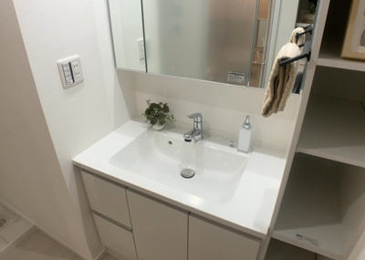 【独立洗面台】 | ソルグランデメイツ多摩境オレンジコート | 洗面化粧台では顔を洗ったり、身だしなみを整えることが本来の使い方ですが、用途によっては洗面化粧台に求められる機能が違ってくるため、ご自身や家族のライフスタイルに合ったものを選ぶことをおすすめ致します。