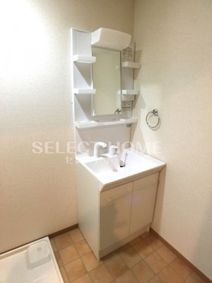 【独立洗面台】 | 天神山マンションⅡ号館 | 朝の支度にも助かる、独立の洗髪洗面化粧台
同型タイプです