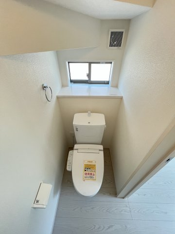 【トイレ】 | 福岡市城南区梅林3丁目2期　2号棟（全2棟）【仲介手数料無料・0円】 | 現地写真。1階のトイレです。