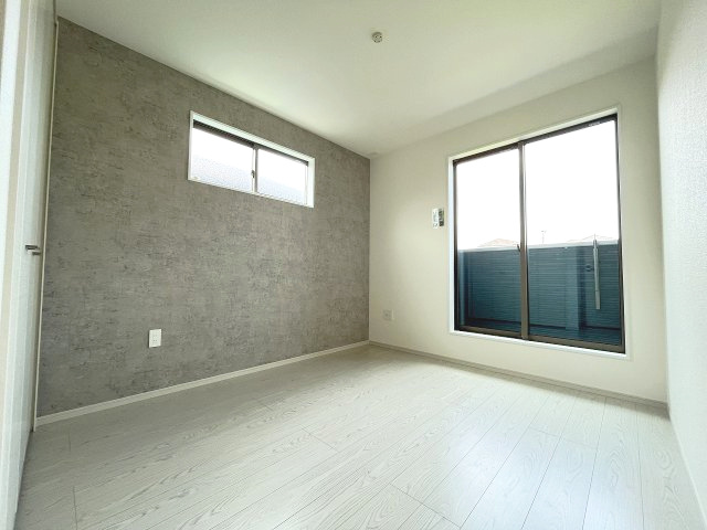 【寝室】 | 福岡市城南区梅林3丁目2期　2号棟（全2棟）【仲介手数料無料・0円】 | 現地写真。2階主寝室です。