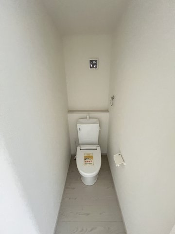 【トイレ】 | 福岡市城南区梅林3丁目2期　2号棟（全2棟）【仲介手数料無料・0円】 | 現地写真。2階にもトイレです。