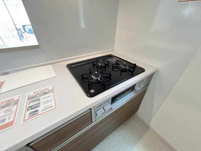 【キッチン】 | 福岡市城南区梅林3丁目2期　2号棟（全2棟）【仲介手数料無料・0円】 | 現地写真。