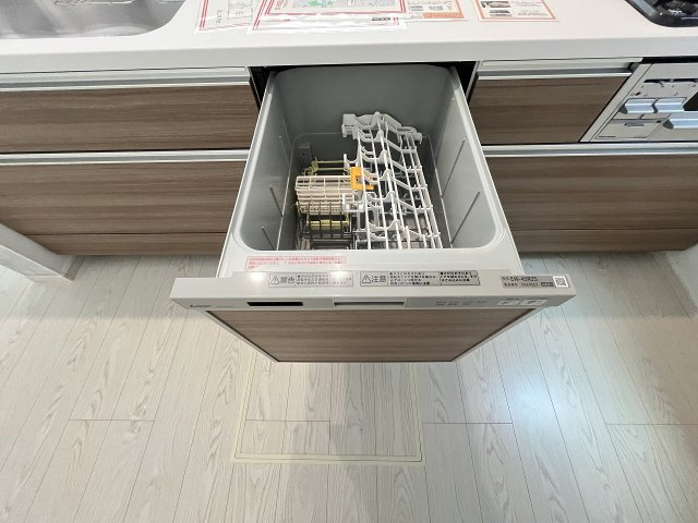 【キッチン】 | 福岡市城南区梅林3丁目2期　2号棟（全2棟）【仲介手数料無料・0円】 | 現地写真。食洗器が付いてます。