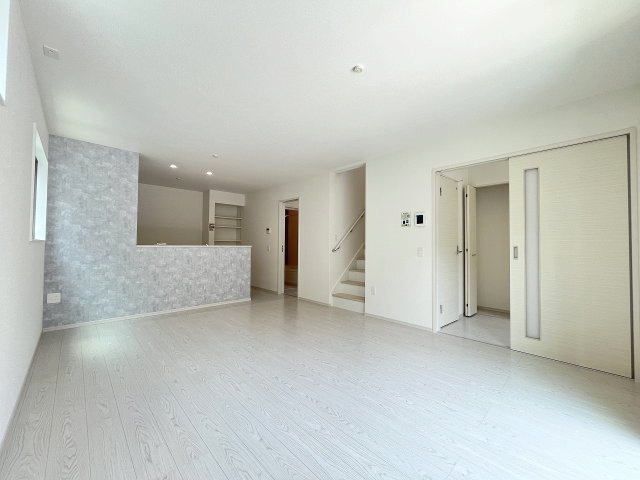 【居間・リビング】 | 福岡市城南区梅林3丁目2期　2号棟（全2棟）【仲介手数料無料・0円】 | 現地写真。リビングです。