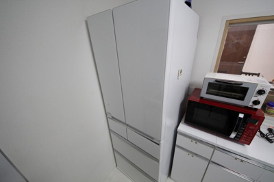 【キッチン】 | ぬこハウス大倉山 | 大型の冷蔵庫が完備。各入居者の使用区分がしっかりと分けられていますので、ご安心下さい。もし、こちらで