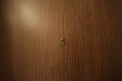  | ぬこハウス大倉山 | 個室００１号室：ベッド、マットレス、エアコン、カーテンを完備。
