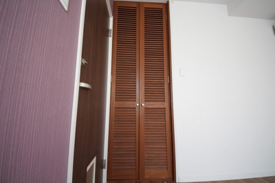  | ぬこハウス大倉山 | 個室１０１号室：ベッド、マットレス、エアコン、カーテンを完備。
