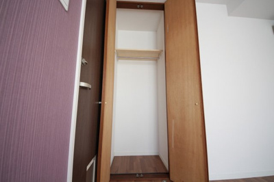  | ぬこハウス大倉山 | 個室１０２号室：ベッド、マットレス、エアコン、カーテンを完備。
