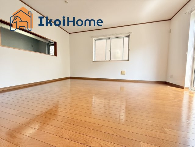 神戸市西区玉津町町今津　中古戸建の居間・リビング|LDK約15帖！カウンターキッチンで、家事中もリビングが見渡せて安心です！