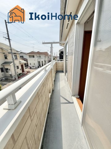 神戸市西区玉津町町今津　中古戸建のバルコニー|●年中無休：当日予約可●2部屋より出入りが可能なワイドタイプのバルコニーです！南向きで陽当たりも良好です♪