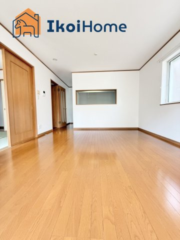 神戸市西区玉津町町今津　中古戸建の居間・リビング|●年中無休：当日予約可●LDKは長方形で家具配置のしやすい間取りとなっております。