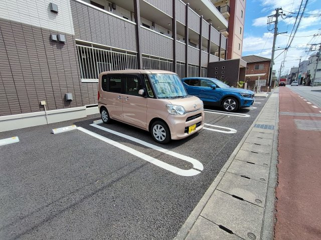 サン・メゾン小山中央の駐車場