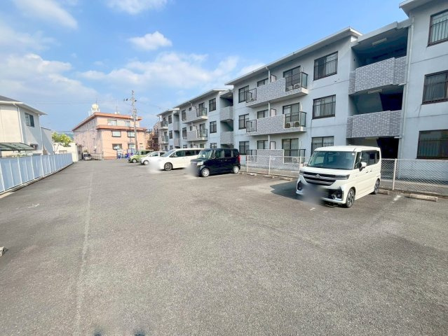 グレイス新大宮の駐車場