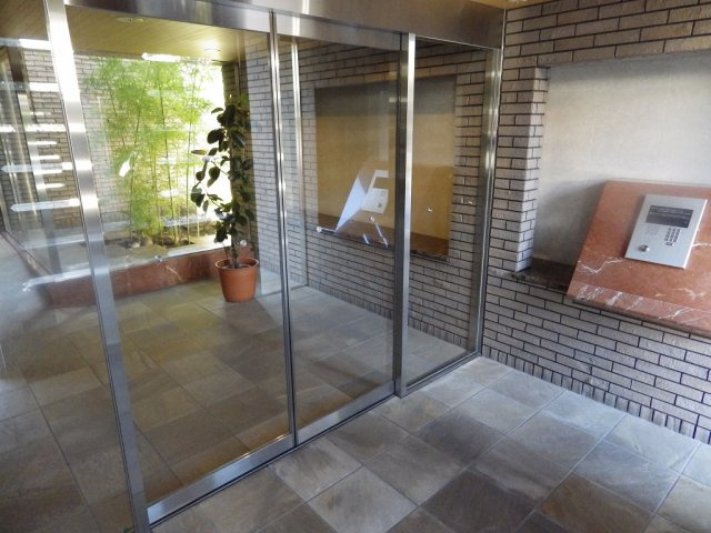 グランリビン千駄木のエントランス