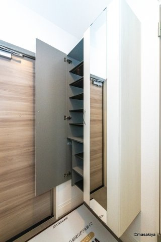 リヴェール中御所　Cの玄関