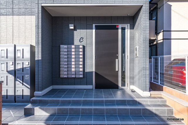 リヴェール中御所　Cのエントランス