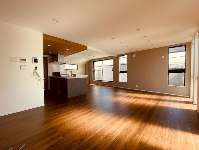 【外観】 | ～インフィーア Vol. 66　練馬区春日町４丁目　ブランド新築戸建て～ | 【建築中】車庫を備え、大切なマイカーもしっかり守ります