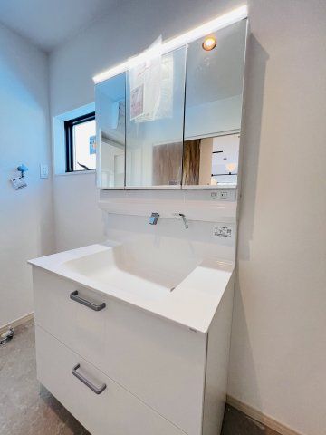 Green Modern― 江ノ島を望むロフトと、無垢の温もり ―の独立洗面台