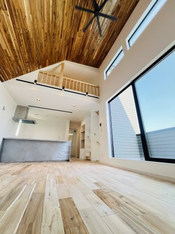 Green Modern― 江ノ島を望むロフトと、無垢の温もり ―の居間・リビング