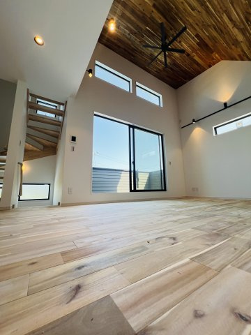 Green Modern― 江ノ島を望むロフトと、無垢の温もり ―の居間・リビング